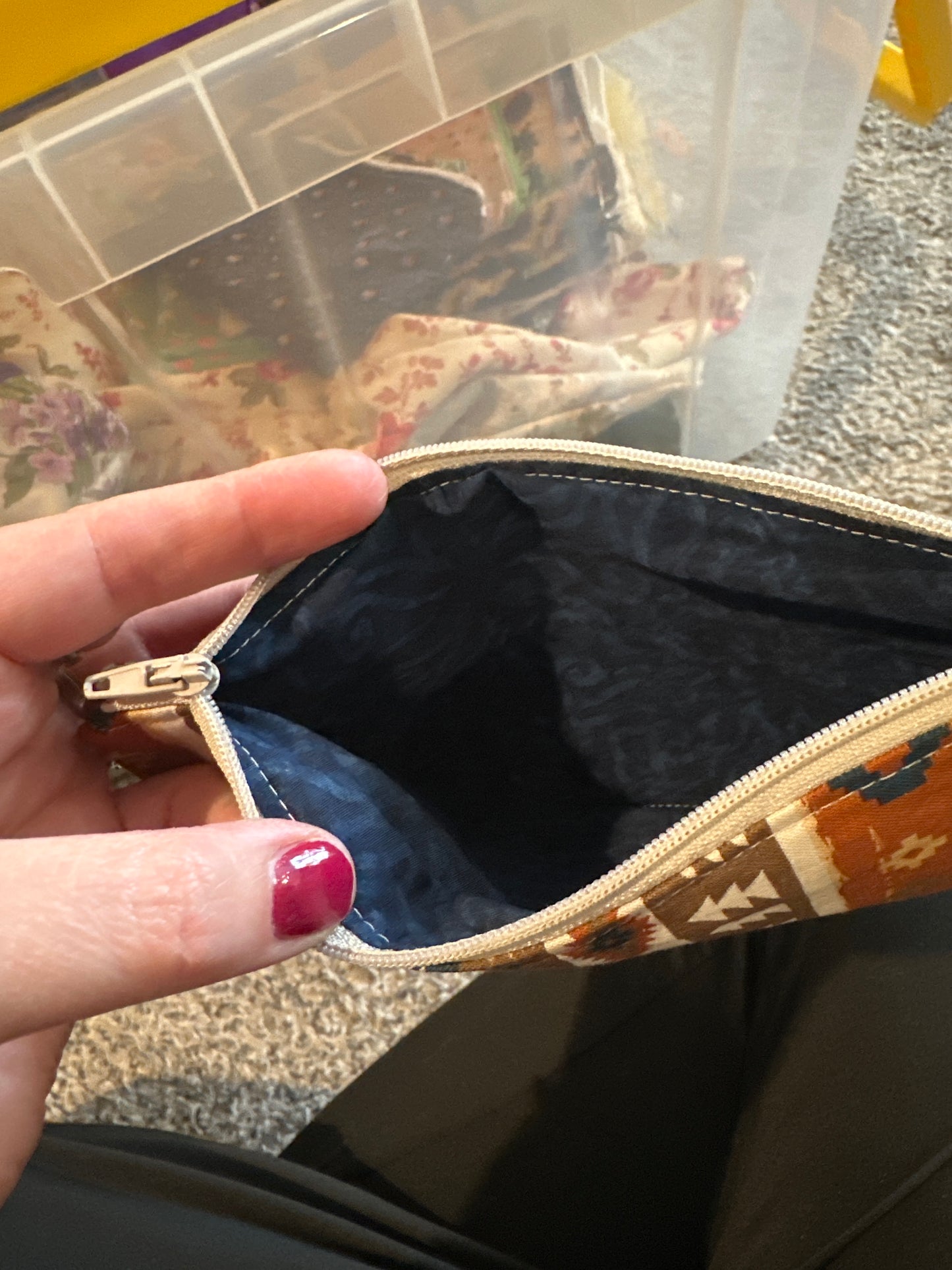 Pinched zipper flat pouch