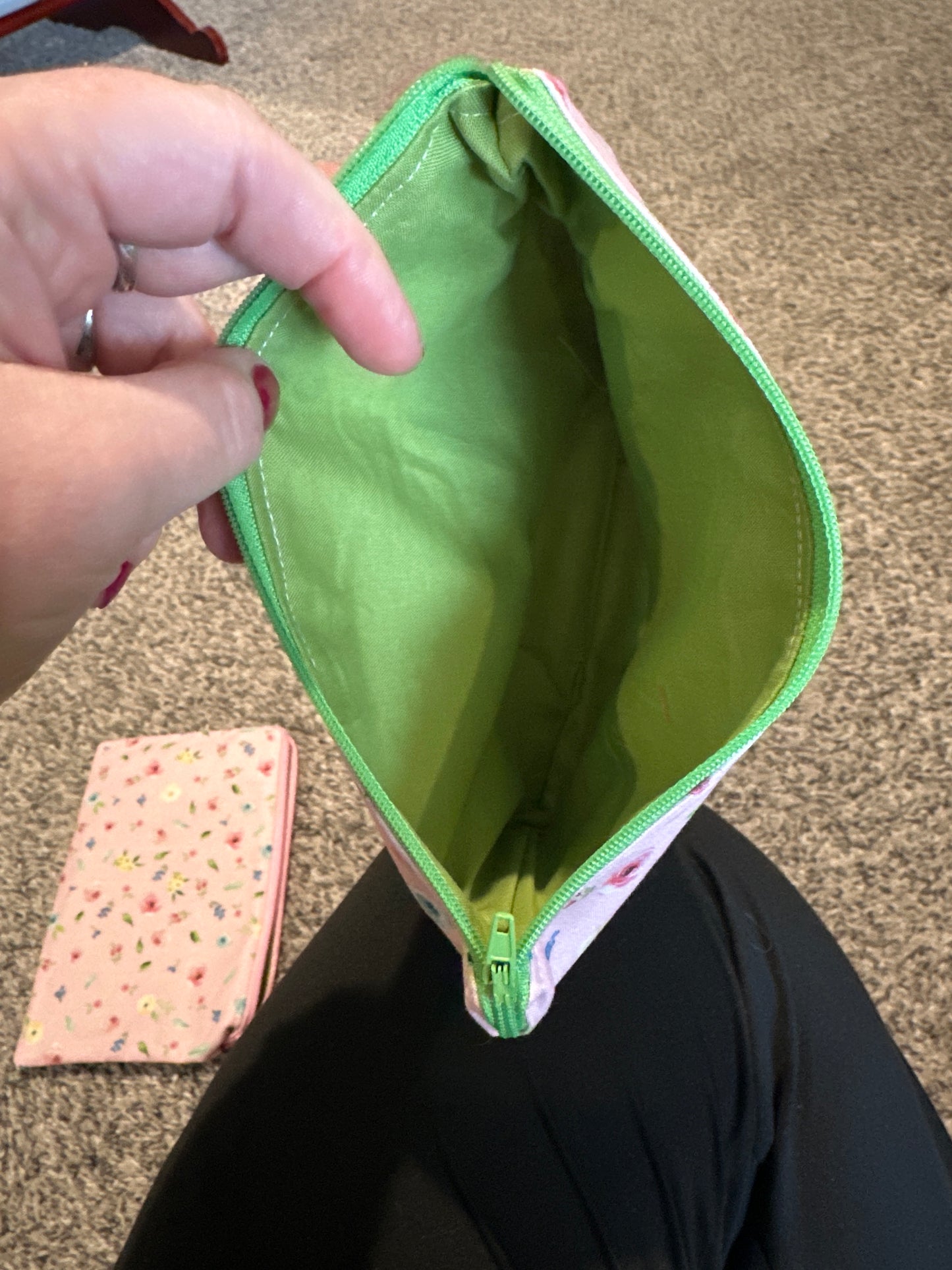 Pinched zipper flat pouch