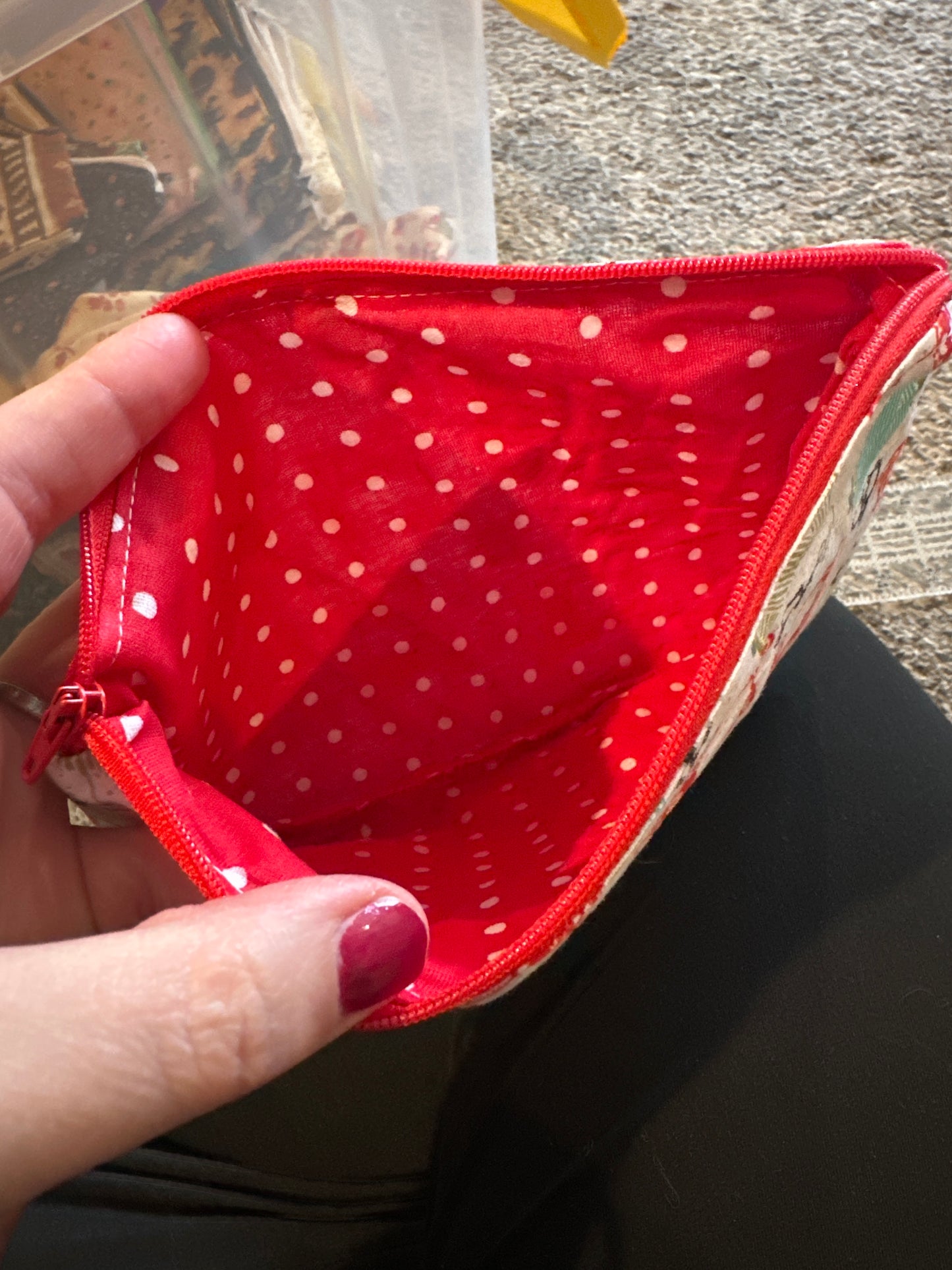 Pinched zipper flat pouch