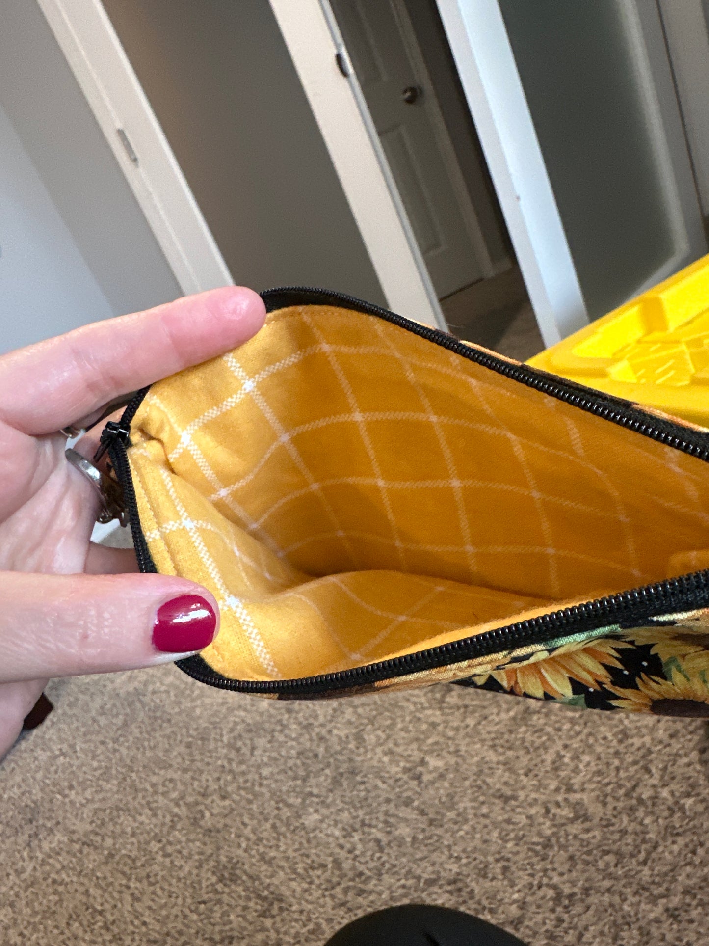 Pinched zipper flat pouch