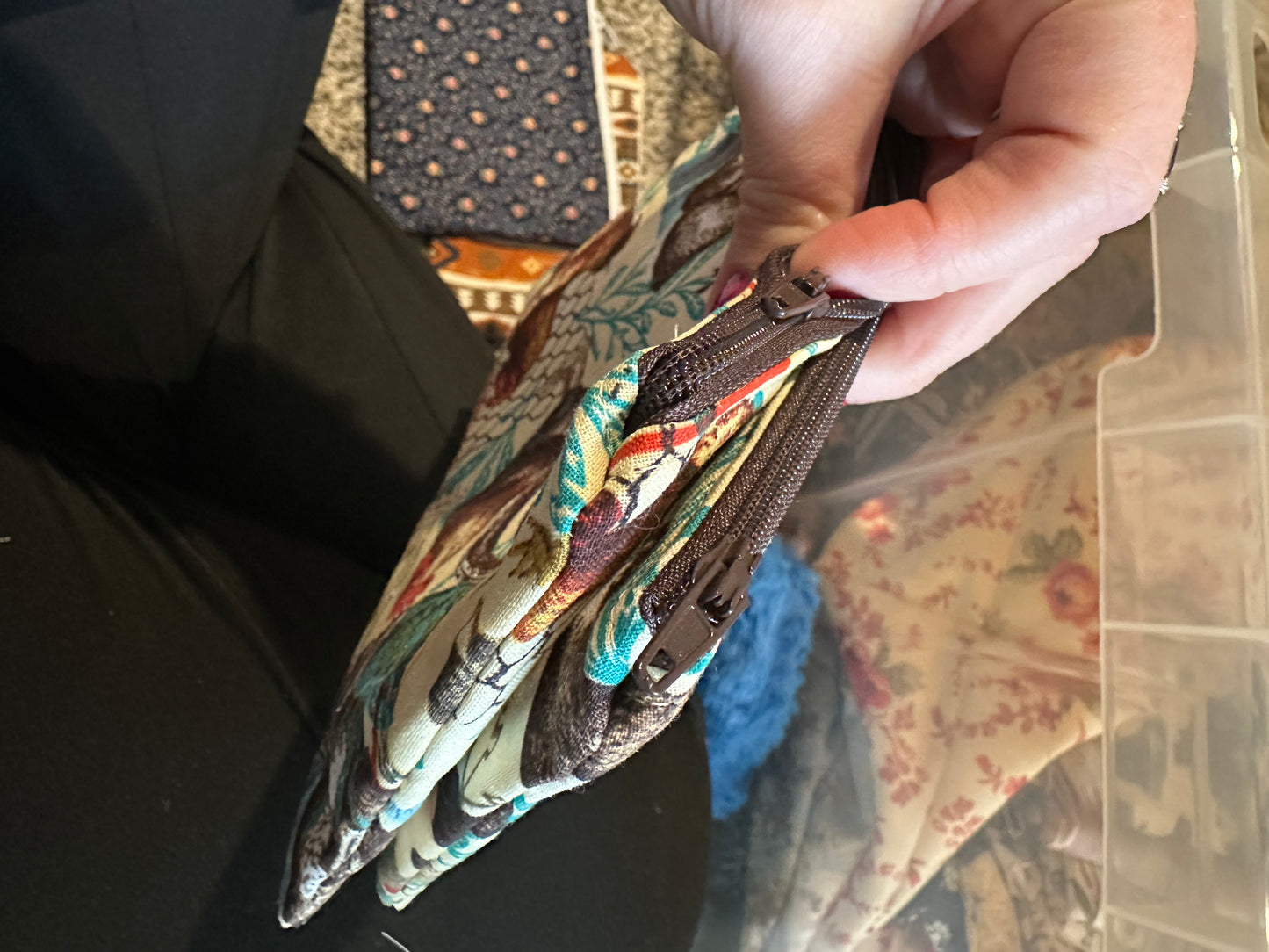 Pinched zipper flat pouch