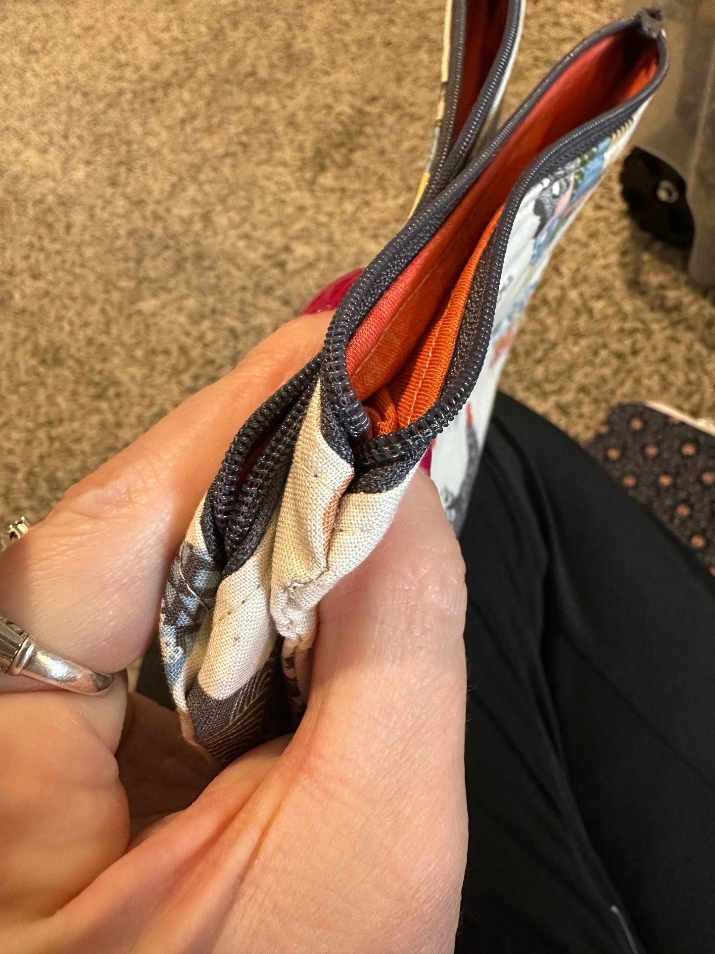 Pinched zipper flat pouch ￼