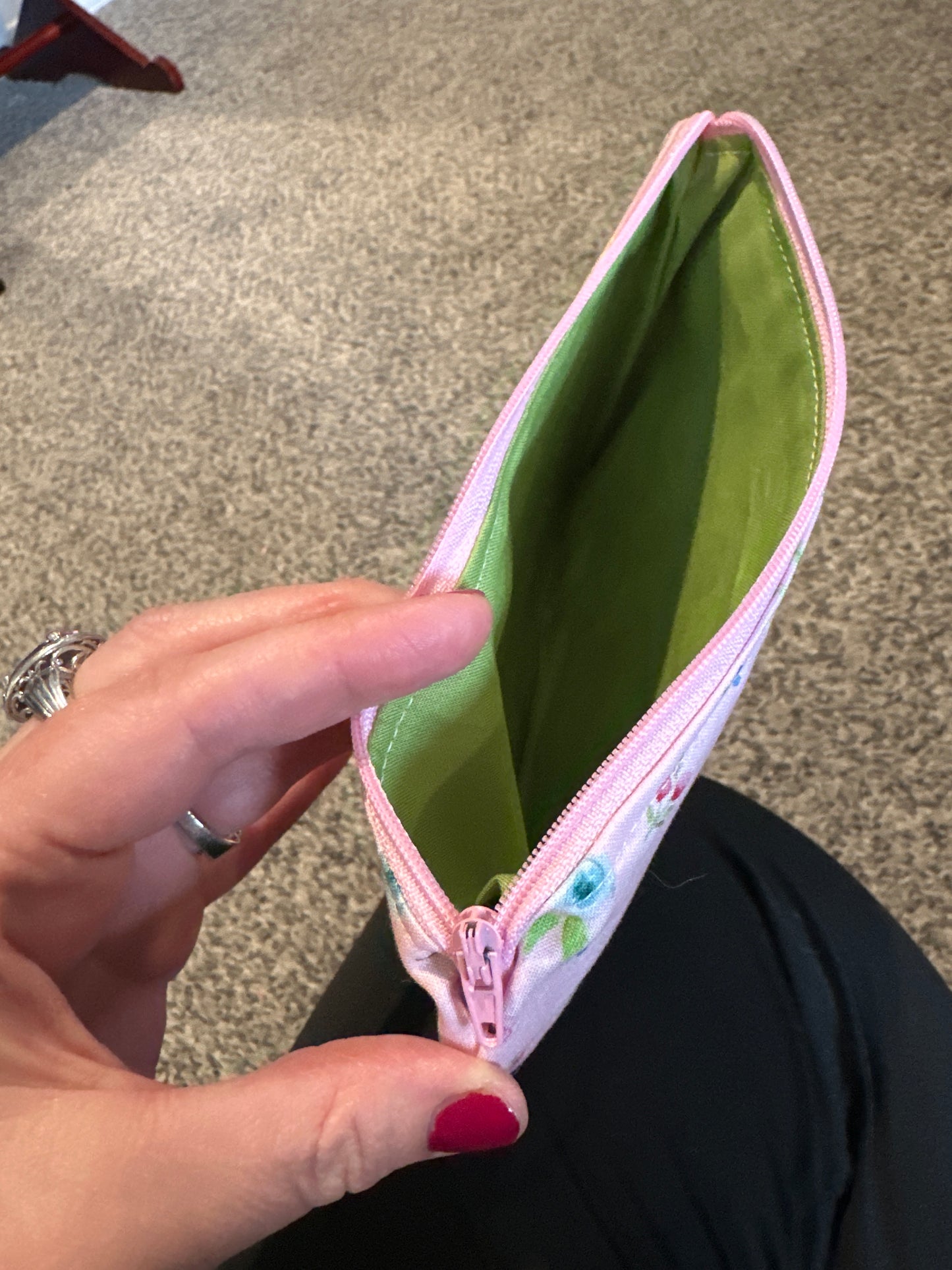 Pinched zipper flat pouch