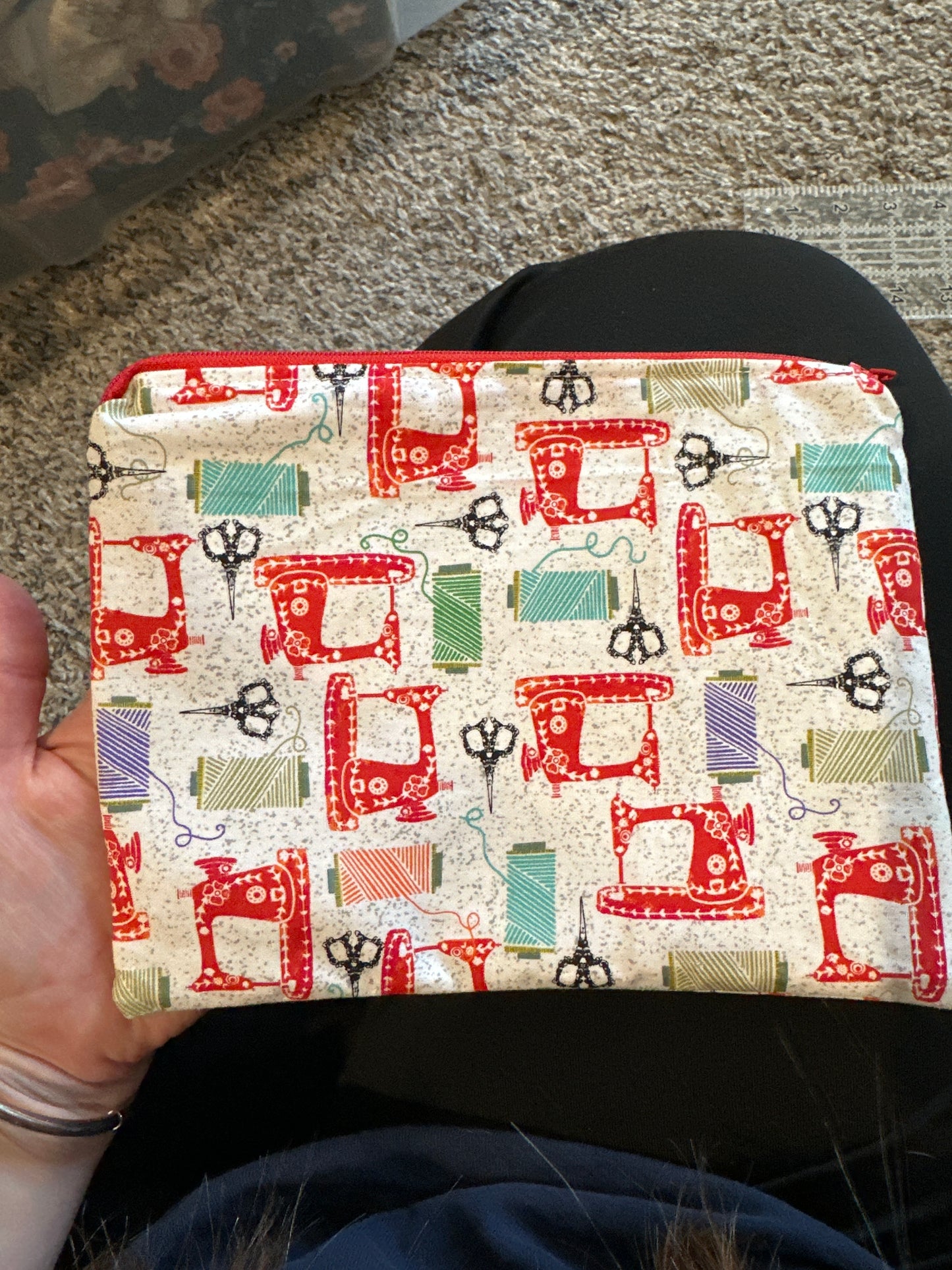 Pinched zipper flat pouch