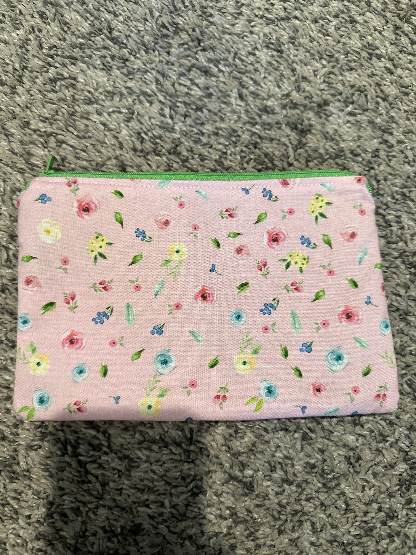 Pinched zipper flat pouch