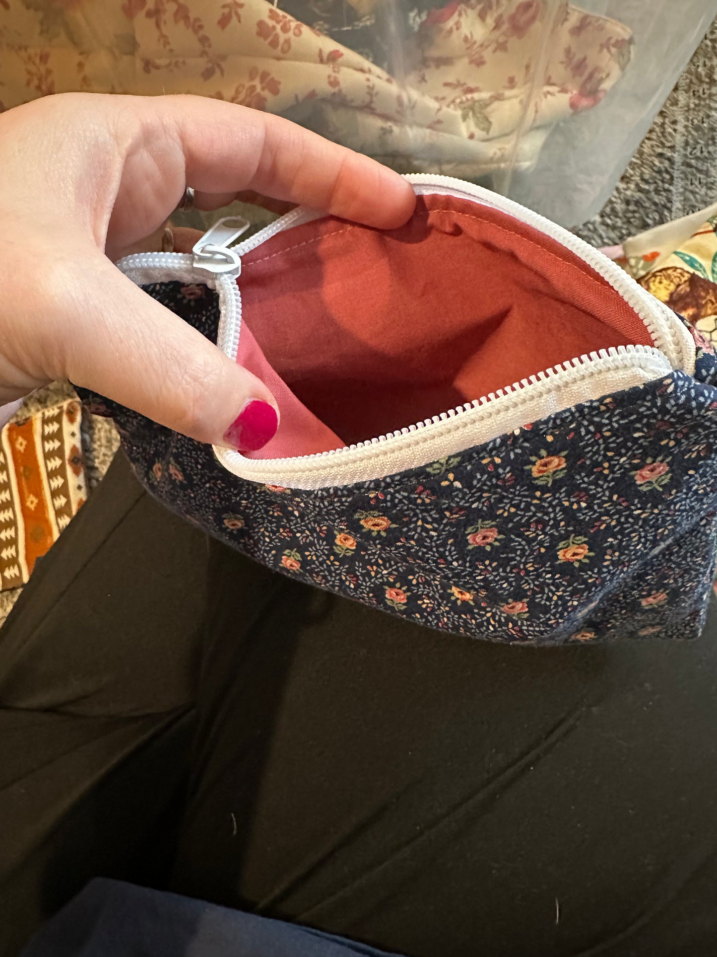Pinched zipper flat pouch