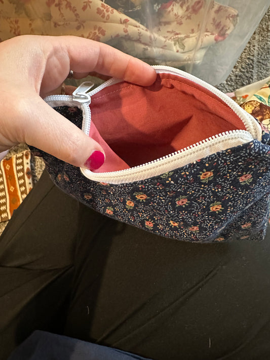 Pinched zipper flat pouch
